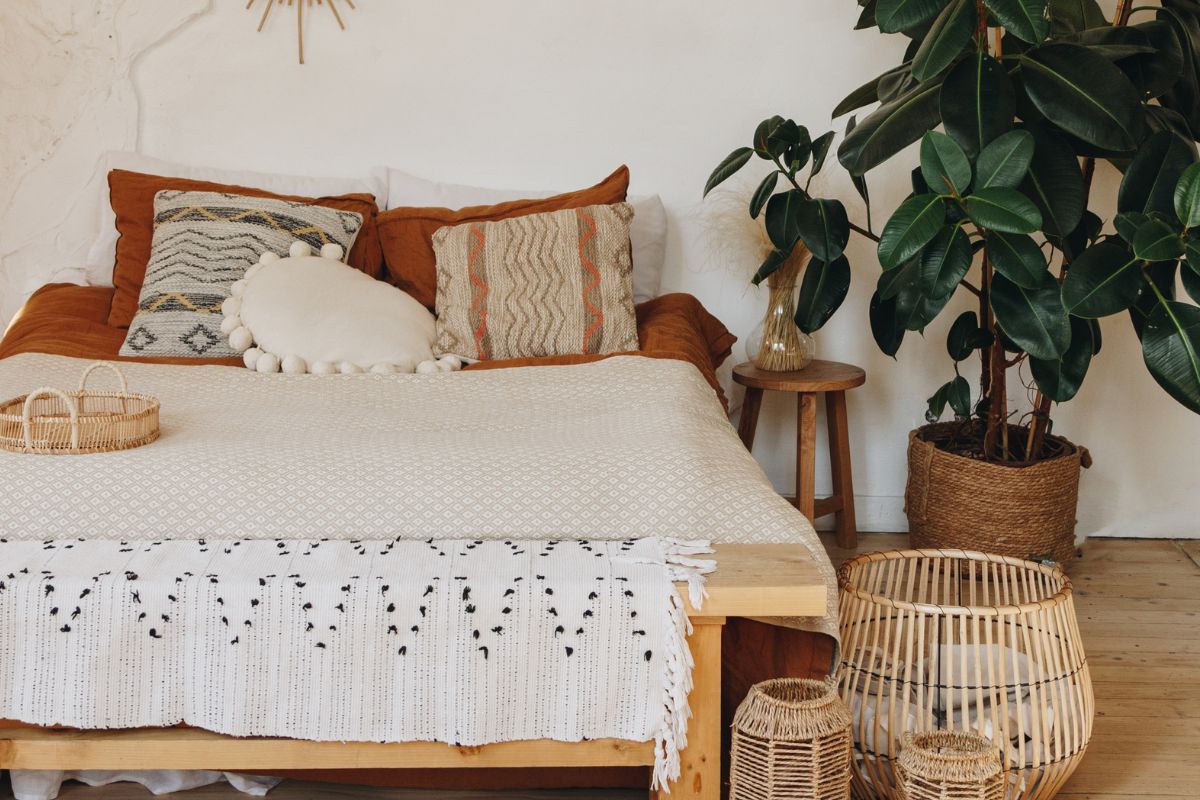 15 Farmhouse Bedroom Ideas You’ll Fall In Love With  (1)