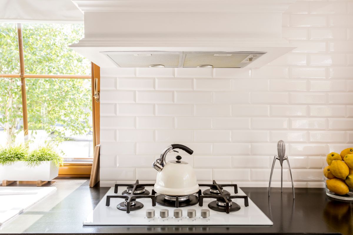 15 White Kitchen Backsplash Ideas For A Beautiful Home