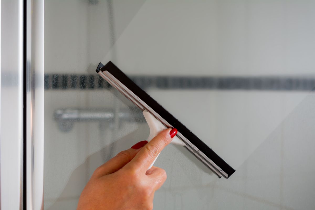 How To Clean Your Shower Doors Using Only Vinegar