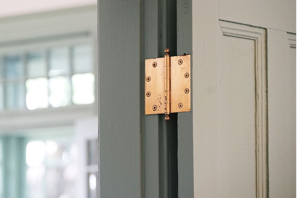How To Stop Your Door Hinges From Squeaking With Everyday Household Items