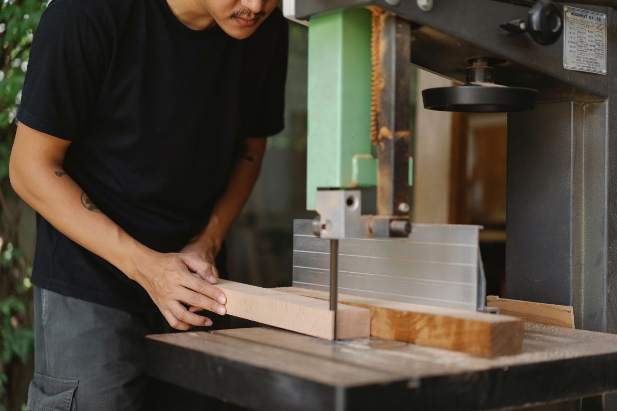 The Major Differences Between Jigsaws And Bandsaws (And Which One You Should Use)